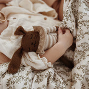 Main Sauvage - Kuscheltier "Bunny - Sand Striped Romper"