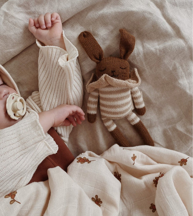 Main Sauvage - Kuscheltier "Bunny - Sand Striped Romper"