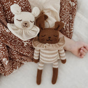 Main Sauvage - Kuscheltier "Bunny - Sand Striped Romper"